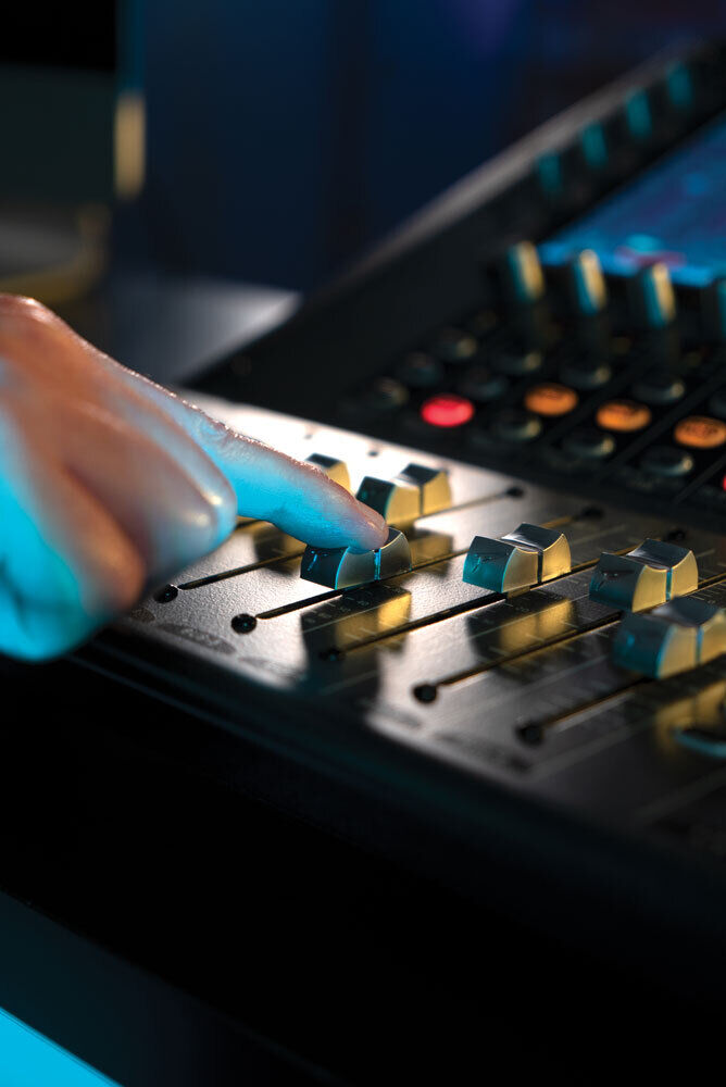 Peavey Aureus Series AUREUS28 Digital Mixer, 28-Channel, WiFi & Bluetooth, 10" Touch Display, 14 Outputs, 16 Inputs, Remote Control — view 6