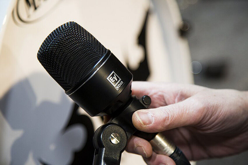Electro-Voice ND68 Dynamic Supercardioid Bass Drum Microphone with Gig Bag and Stand Clip — view 3