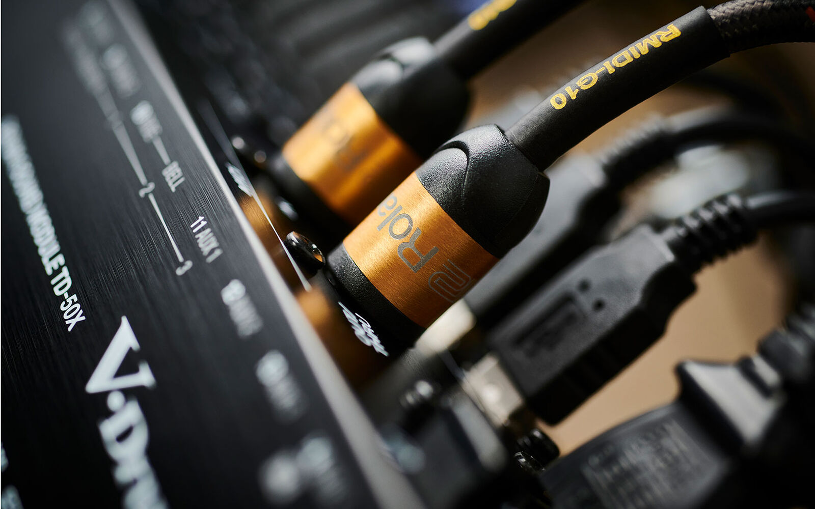 ROLAND RMIDI-G15 Gold Series MIDI Cable, 15ft Length, High-Quality Multi-Strand Copper, Reliable MIDI Connection — view 4