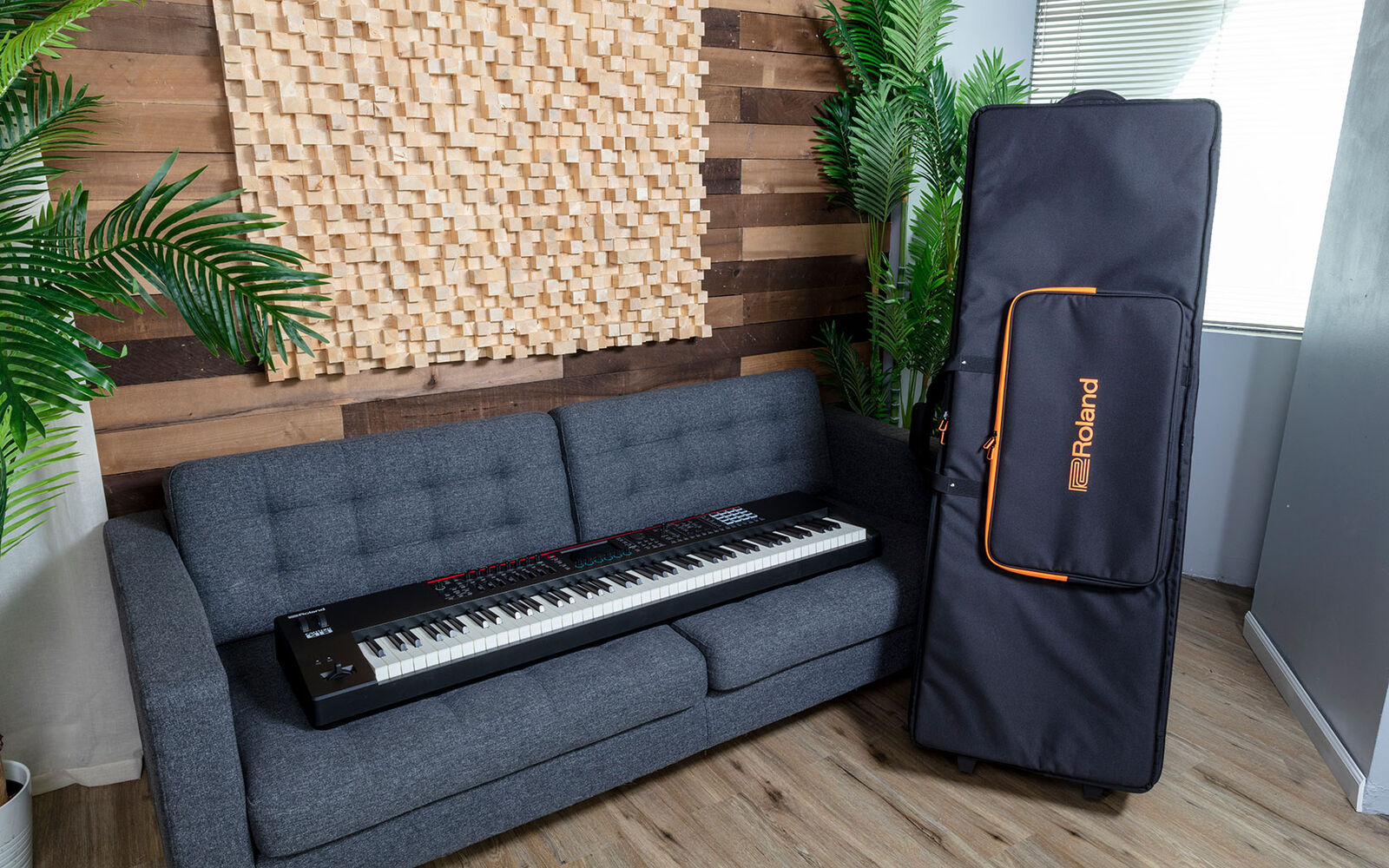 ROLAND SC-G61W3 Gold Series 61-Note Keyboard Bag with Wheels - Durable, Padded, Impact-Resistant Design for Safe Transport — view 2