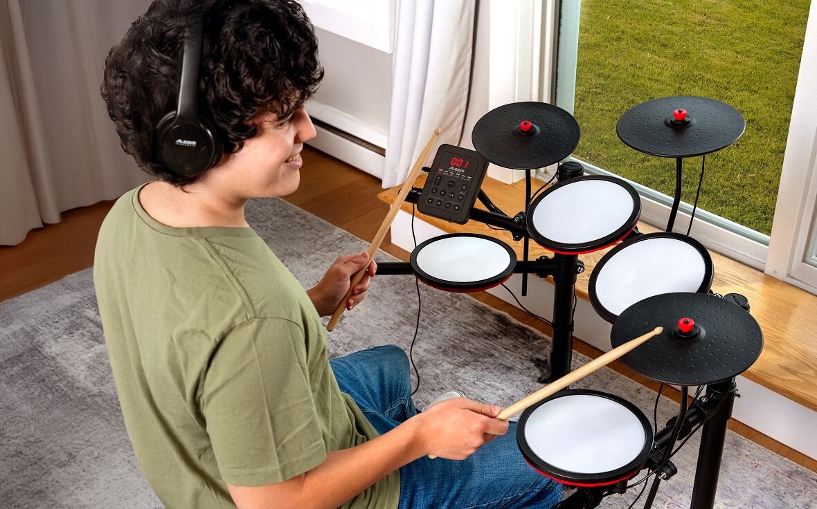 Playing the Alesis Turbo Max with headphones